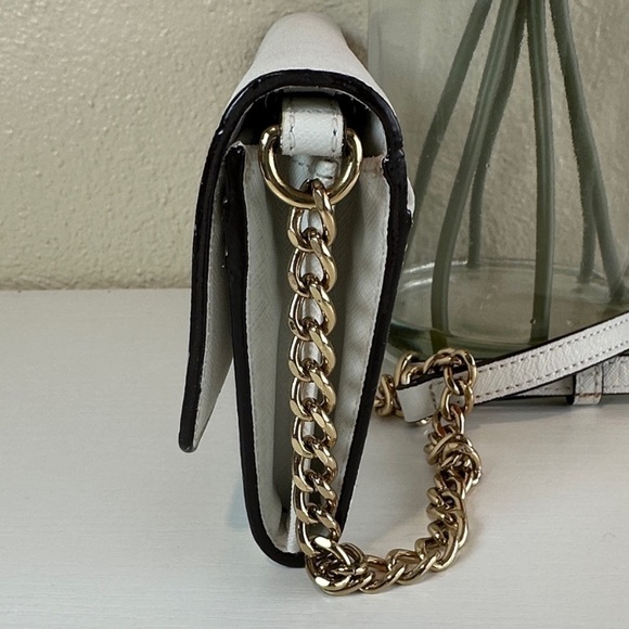 Michael Kors White Crossbody Bag with Gold Chain - Picture 4 of 8
